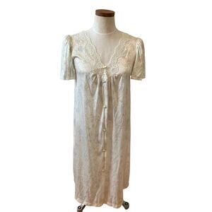 Vintage 60s Vanity Fair liquid satin lace trimmed nightgown